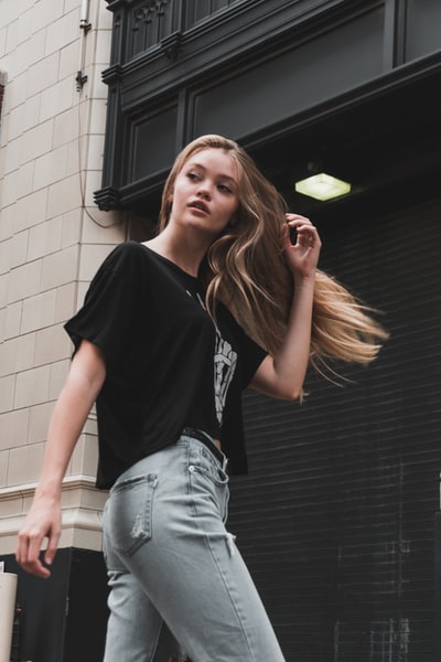 走在大楼附近的女人